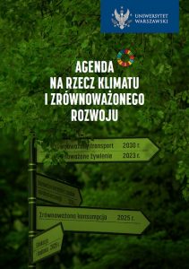 Pierwsza strona agendy na rzecz klimatu i zrównoważonego rozwoju. Tło stanowią liście drzewa. Widoczne zielone drogowskazy z datami realizacji celów. Logo UW z napisem Uniwersytet Warszawski