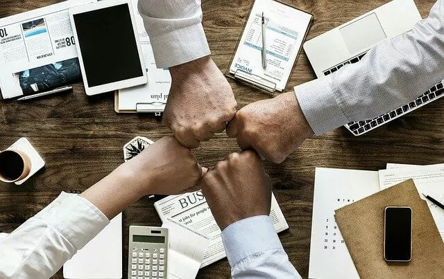 Zdjęcie z pixabay obrazujące pracę grupową